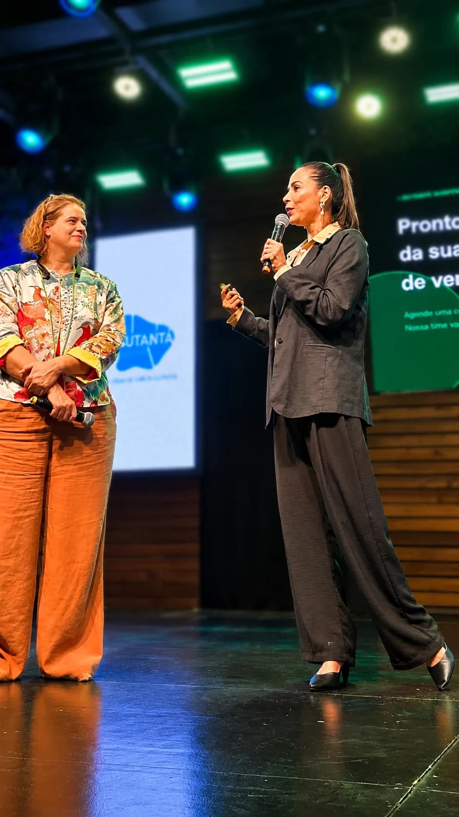 Tatiana Aponte no palco em apresentação estratégica